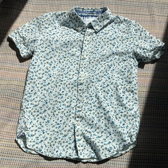 Denim & Flower button down - Picture 2 of 5
